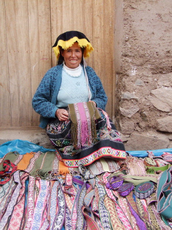 Antonia Soltanero Mache weeft alpaca sjaals - Counting Flowers